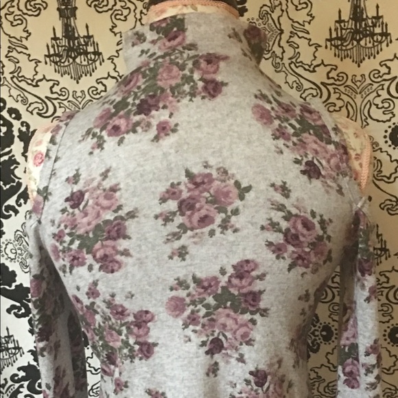 Cutout Shoulder Top with 3/4 Sleeves - Picture 5 of 8